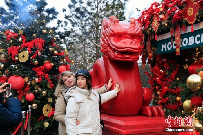 當?shù)貢r間2月9日，中國農(nóng)歷新年慶祝活動啟動儀式在莫斯科市中心的卡梅爾格爾斯基巷舉行。中國駐俄大使張漢暉，俄羅斯外交部發(fā)言人扎哈羅娃，以及俄羅斯文化部和莫斯科市政府官員出席。慶?；顒訉⒊掷m(xù)至18日。圖為當?shù)孛癖娫谔鼐S爾廣場與龍雕塑合影。