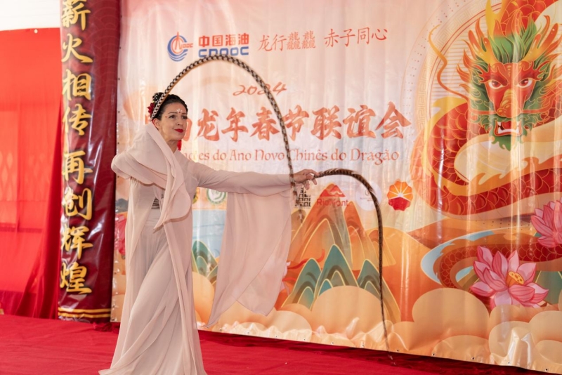 巴西藝術(shù)家表演中國(guó)舞。里約天主教大學(xué)孔子學(xué)院供圖