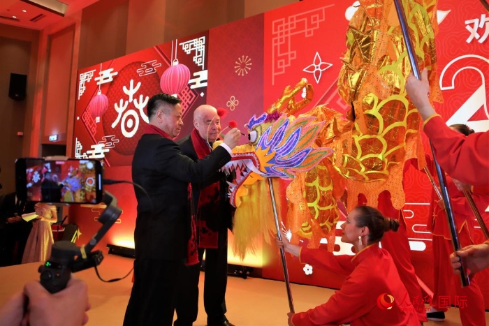 張漢暉（左）、施威特科（右）共同為彩龍點(diǎn)睛。于子恒攝