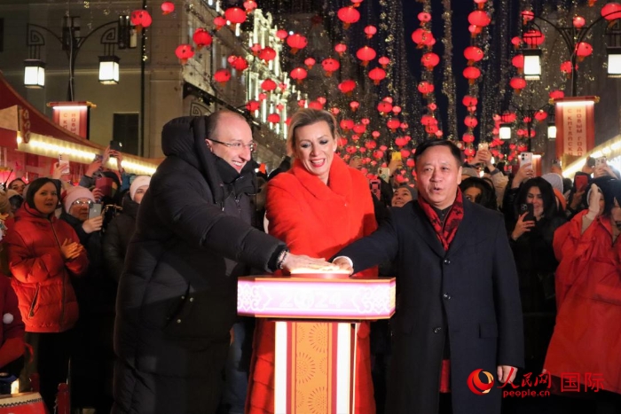 張漢暉、扎哈羅娃、科茲洛夫（從右至左）共同按下活動啟動按鈕。于子恒攝