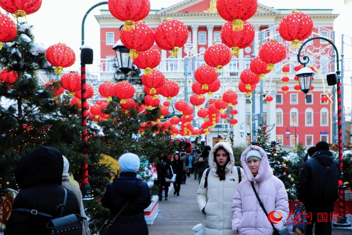 俄羅斯民眾在活動現(xiàn)場參觀游玩。人民網(wǎng)記者 隋鑫攝