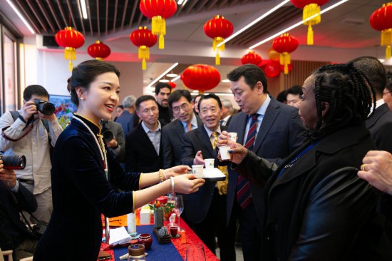 2月2日，人們?cè)谖挥谝獯罄_馬的聯(lián)合國糧農(nóng)組織總部體驗(yàn)中國茶藝。新華社記者李京攝