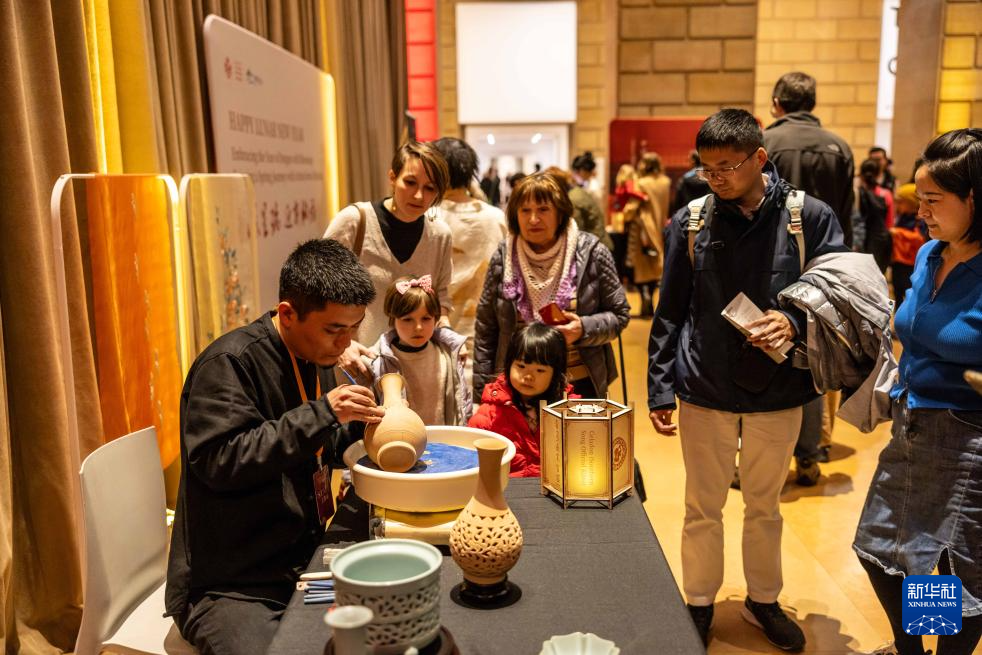 2月11日，參觀者在美國費城藝術(shù)博物館舉行的龍年迎新春活動上觀看瓷器制作。新華社發(fā)（周煥新攝）