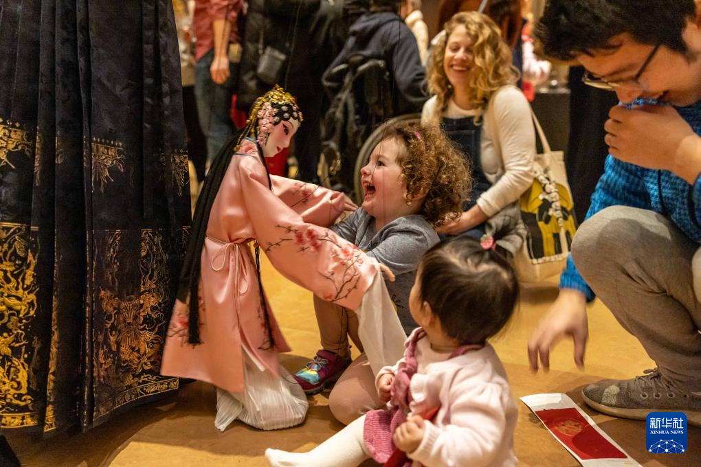 2月11日，孩子們在美國費城藝術(shù)博物館舉行的龍年迎新春活動上體驗?zāi)九紤?。新華社發(fā)（周煥新攝）