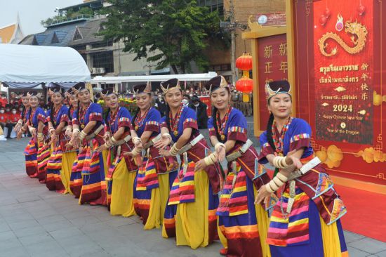 2月10日，演員在泰國(guó)曼谷唐人街舉行的“歡樂春節(jié)”活動(dòng)上跳舞。當(dāng)日，泰國(guó)“歡樂春節(jié)”文化活動(dòng)在曼谷唐人街舉辦。（新華社發(fā)，拉亨攝）