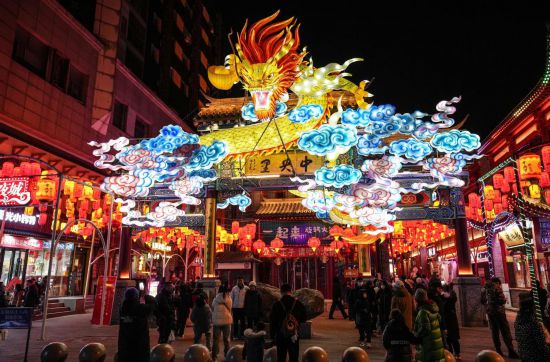 2月11日，游客在沈陽中街游覽。春節(jié)期間，各地?zé)艋痂?、火樹銀花，呈現(xiàn)出一幕幕流光溢彩的視覺盛宴。（新華社記者潘昱龍攝）