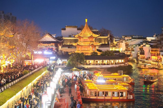2月14日，游客在南京夫子廟景區(qū)賞燈游玩。（新華社發(fā)，蘇陽攝）