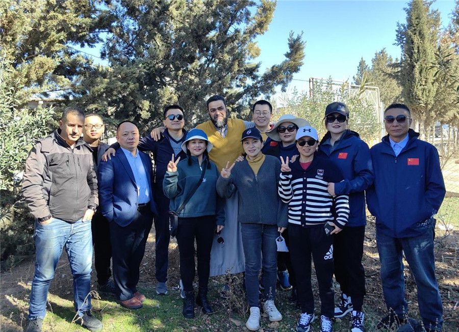 中國醫(yī)生們與穆罕默德一家人合影留念。中國第28批援阿爾及利亞醫(yī)療隊(duì)塞地夫分隊(duì)供圖