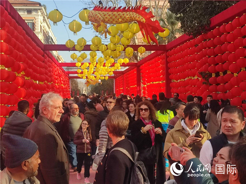 游園會(huì)入口處張燈結(jié)彩，人流如織。人民網(wǎng)記者鄭彬攝