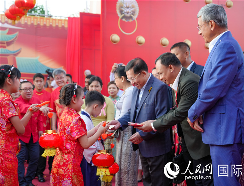 在活動現(xiàn)場，敏昂萊主席夫婦根據(jù)當?shù)貍鹘y(tǒng)向兒童送祝福1-人民網(wǎng)記者謝佳君攝