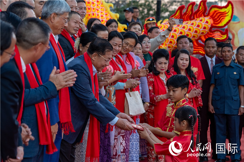 在活動現(xiàn)場，敏昂萊主席根據(jù)當?shù)貍鹘y(tǒng)向兒童送祝福2-人民網(wǎng)記者謝佳君攝
