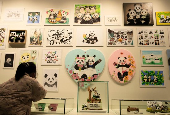 2月20日，一位小朋友在看“福寶”家族的創(chuàng)意作品。新華社記者姚琪琳攝