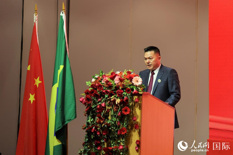 巴西和統(tǒng)會(huì)新任會(huì)長張小春發(fā)表就職演講。人民網(wǎng)記者 時(shí)元皓攝