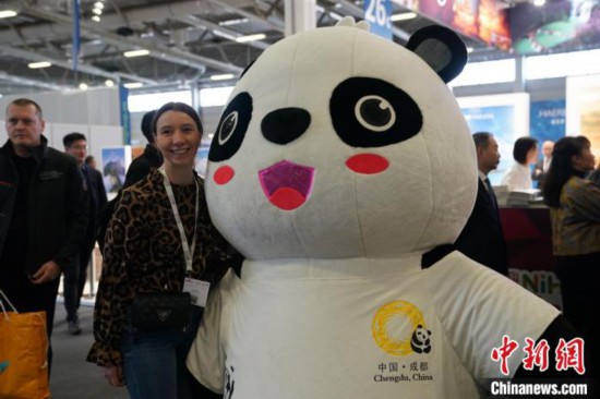 3月5日，2024年柏林國際旅游交易會(ITB)在柏林會展中心拉開帷幕。以“你好！中國”為主題的中國展區(qū)當(dāng)日亮相展會。圖為觀眾與大熊貓人偶合影。中新社記者 馬秀秀 攝