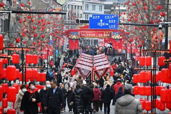 2024年2月18日，游客在2024年青島蘿卜·元宵·糖球會上消費、游玩。新華社記者李紫恒攝
