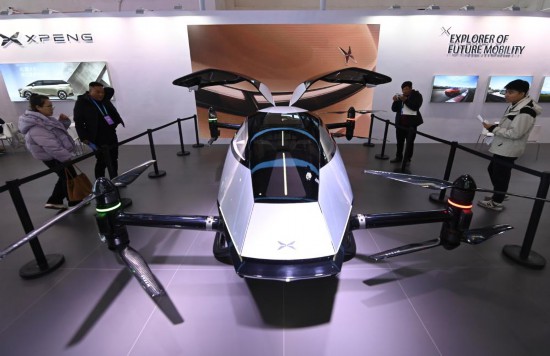 2023年12月1日，在鏈博會智能汽車鏈展區(qū)小鵬汽車展臺，參觀者觀看一臺智能飛行器。新華社記者蔡湘鑫攝