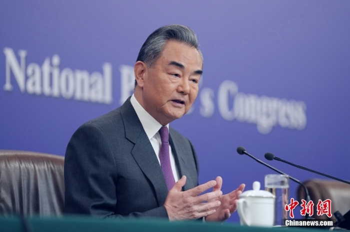 3月7日，十四屆全國(guó)人大二次會(huì)議在北京舉行記者會(huì)，中共中央政治局委員、外交部長(zhǎng)王毅就中國(guó)外交政策和對(duì)外關(guān)系相關(guān)問題回答中外記者提問。<a target='_blank' href='/'><p  align=