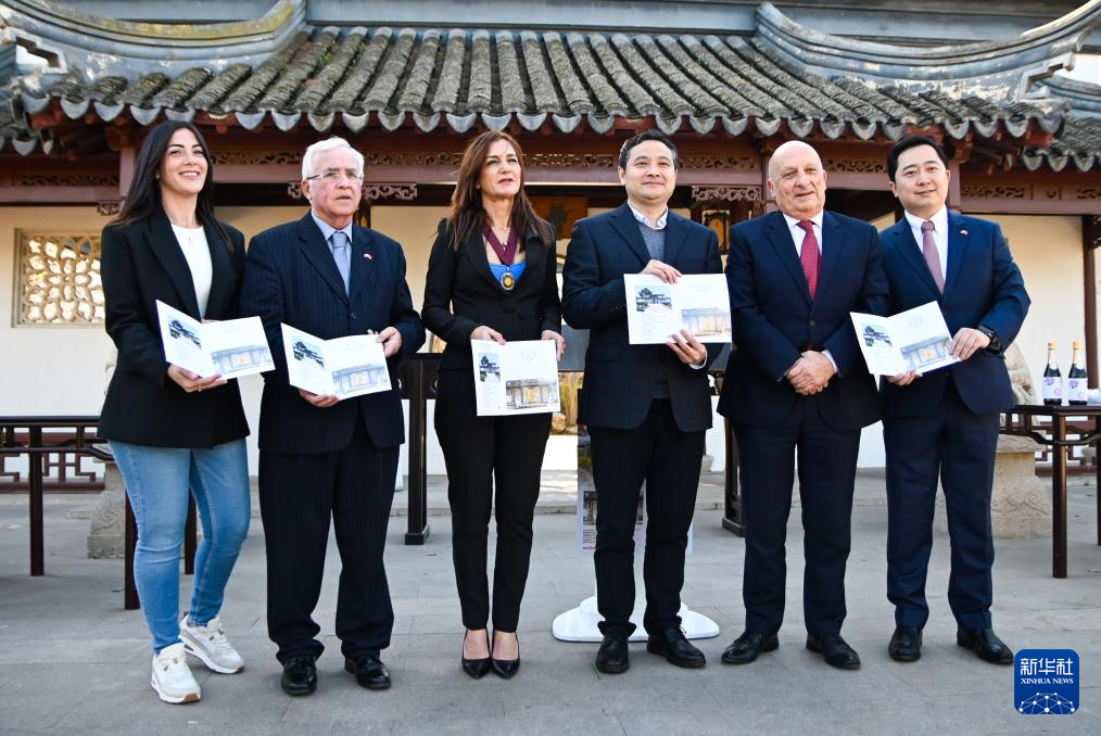 3月6日，嘉賓出席在馬耳他桑塔露琪亞市舉行的中國生肖郵票發(fā)行儀式。新華社發(fā)（喬納森·博格攝）