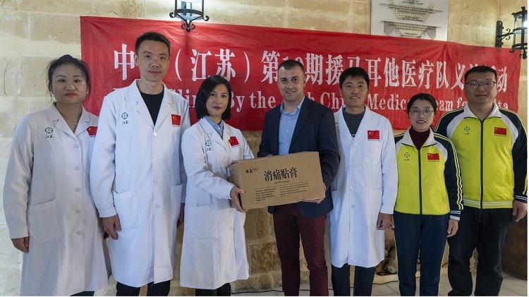 醫(yī)療隊向森格萊爾市捐贈藥膏。中國（江蘇）第19期援馬耳他醫(yī)療隊供圖