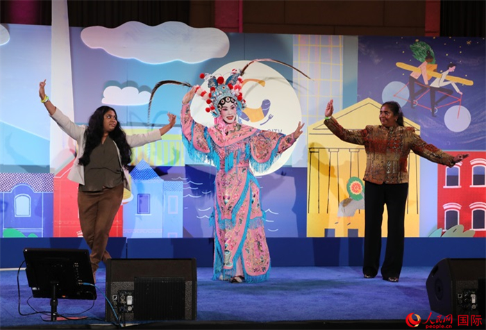當(dāng)?shù)厝A人京劇社團(tuán)的青年演員現(xiàn)場(chǎng)表演京劇選段，并與現(xiàn)場(chǎng)觀眾近距離互動(dòng)。人民網(wǎng)記者 李志偉攝
