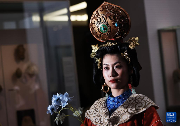3月13日，在位于法國巴黎的吉美國立亞洲藝術(shù)博物館，模特展示敦煌復(fù)原服飾。新華社記者 高靜 攝