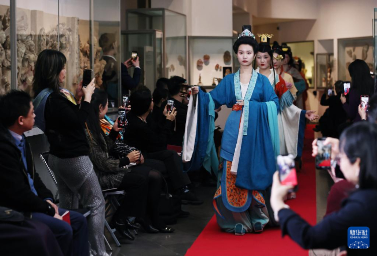 3月13日，在位于法國巴黎的吉美國立亞洲藝術(shù)博物館，模特展示敦煌復(fù)原服飾。新華社記者 高靜 攝
