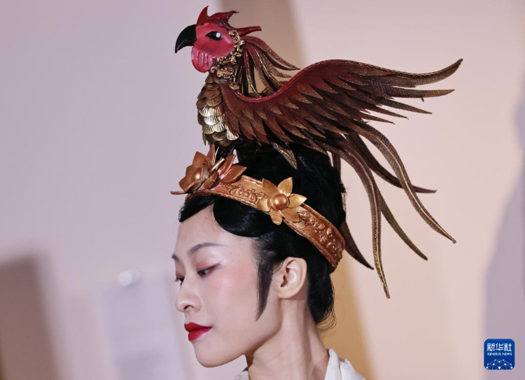 3月13日，在位于法國巴黎的吉美國立亞洲藝術(shù)博物館，模特展示敦煌復(fù)原服飾。新華社記者 高靜 攝