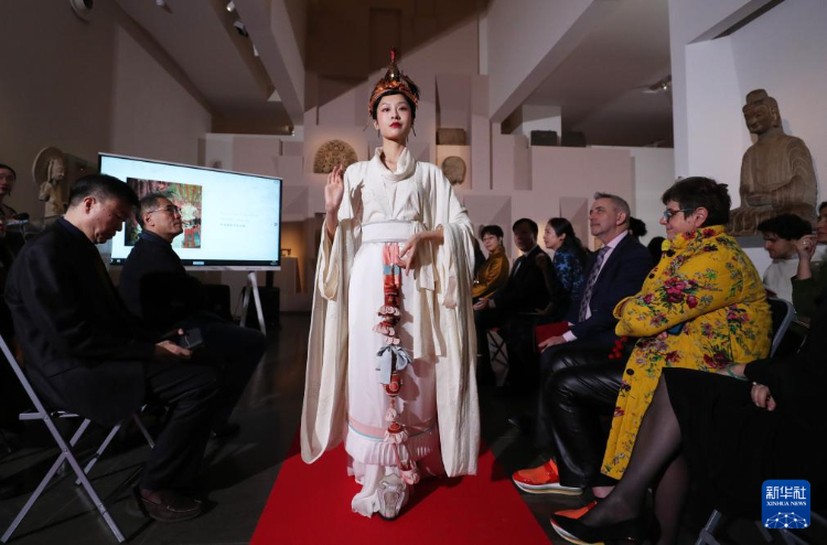 3月13日，在位于法國巴黎的吉美國立亞洲藝術(shù)博物館，模特展示敦煌復(fù)原服飾。新華社記者 高靜 攝