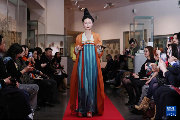 3月13日，在位于法國巴黎的吉美國立亞洲藝術(shù)博物館，模特展示敦煌復(fù)原服飾。新華社記者 高靜 攝