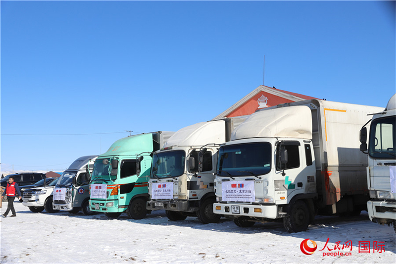 6.3月18日，滿載賑災(zāi)物資卡車在中央省額爾登縣整裝待發(fā)。人民網(wǎng)記者 霍文攝