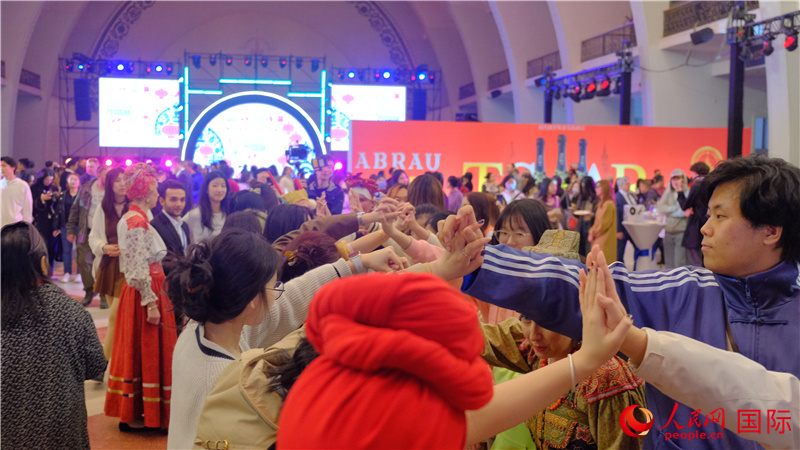 中俄觀眾在現(xiàn)場參與俄羅斯民俗互動游戲。人民網(wǎng) 褚夢琦攝