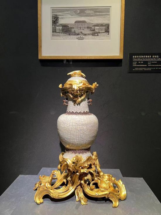 青釉香水瓶，瓷瓶頂部、口沿、底座均裝飾洛可可風(fēng)格銅鍍金飾件。新華社記者徐壯 攝