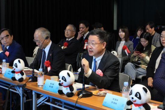 圖為四川省文化和旅游廳廳長(zhǎng)戴允康向日本友人介紹四川旅游資源。（中國(guó)駐東京旅游辦事處供圖）