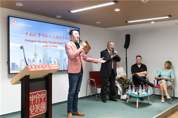 中國青年男高音歌唱家方瀧與奧爾基·圖爾達合唱羅語歌曲。布加勒斯特中國文化中心供圖。