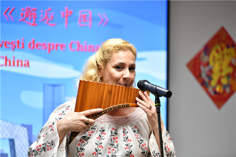 喬治亞娜·帕納演奏排簫。 布加勒斯特中國文化中心供圖。