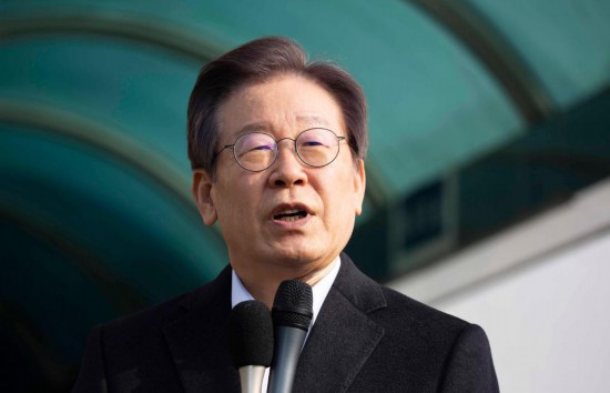 1月10日，韓國(guó)最大在野黨黨首李在明從首爾大學(xué)醫(yī)院出院時(shí)發(fā)表講話。新華社發(fā)（全休相攝）