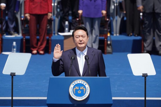 2022年5月10日，在韓國首爾，尹錫悅出席總統(tǒng)宣誓就職儀式。新華社發(fā)（李相浩攝）