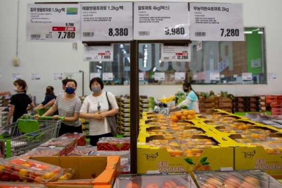 2022年7月9日，人們在韓國高陽市一家超市水果區(qū)購物。新華社記者王益亮攝