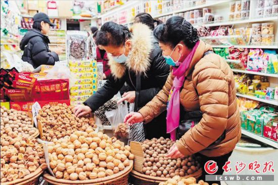 　　在長沙南門口菜市場附近的一家炒貨店內(nèi)，市民正在選購年貨?！　￠L沙晚報全媒體記者 范宏歡 攝