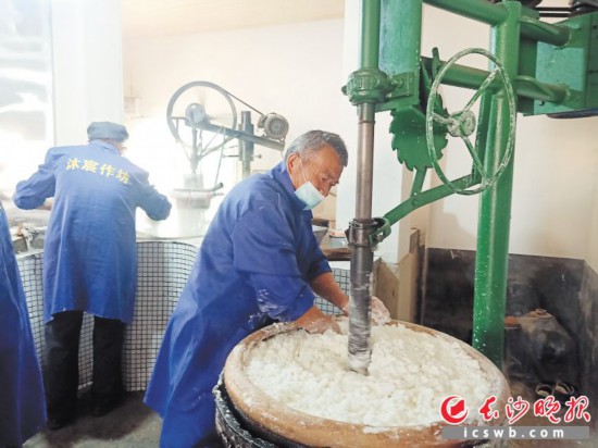 　　作坊里工人正在進(jìn)行粉絲生產(chǎn)。受訪(fǎng)者供圖
