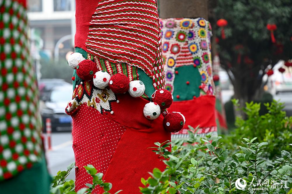 杭州市拱墅區(qū)獅虎橋路上的行道樹“穿”上了新裝。人民網(wǎng) 葉賓得攝
