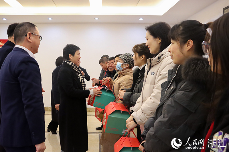 杭州市上城區(qū)“我為年夜飯?zhí)淼啦恕睈?ài)心禮盒正式啟送。人民網(wǎng) 秦文攝