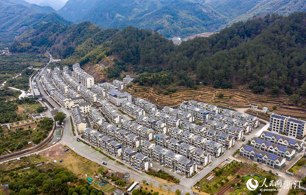近日，航拍寧波市海曙區(qū)龍觀鄉(xiāng)李岙村屋頂光伏項(xiàng)目。人民網(wǎng) 章勇濤攝