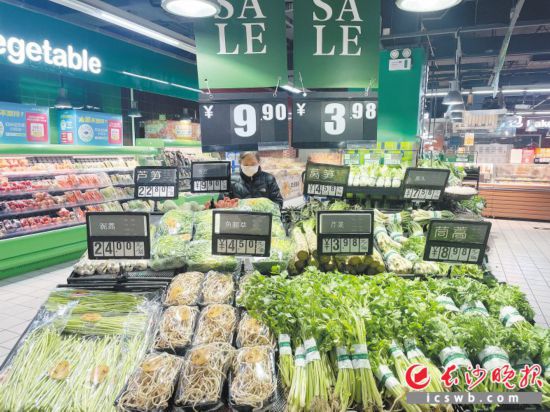 　　家樂福芙蓉廣場店，市民在選購春菜。
