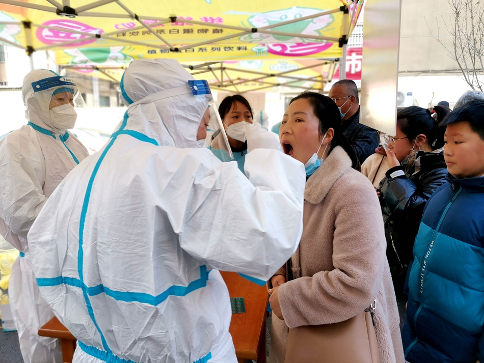 連云港贛榆區(qū)抽調(diào)近500名醫(yī)務(wù)人員開展核酸檢測(cè)。朱代桂攝