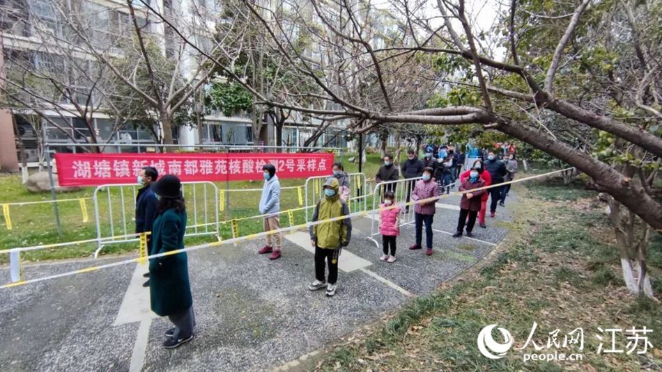 湖塘鎮(zhèn)黨員干部定點、定人、定崗、定責保障核酸檢測有序進行。 武進區(qū)委宣傳部供圖