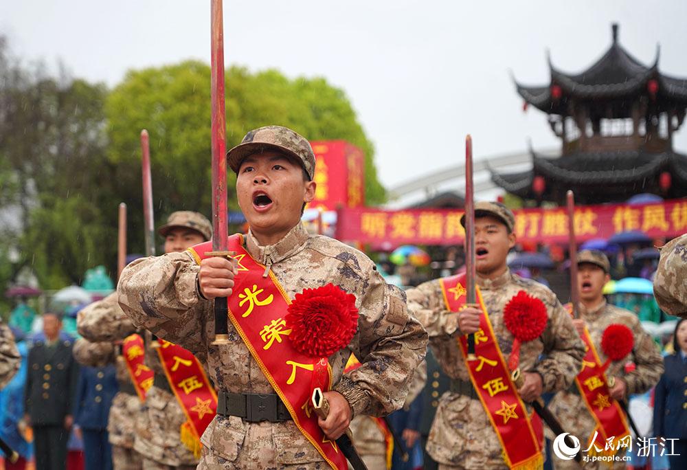 3月22日，新兵們高喊誓言、莊嚴(yán)亮劍。人民網(wǎng) 章勇濤攝