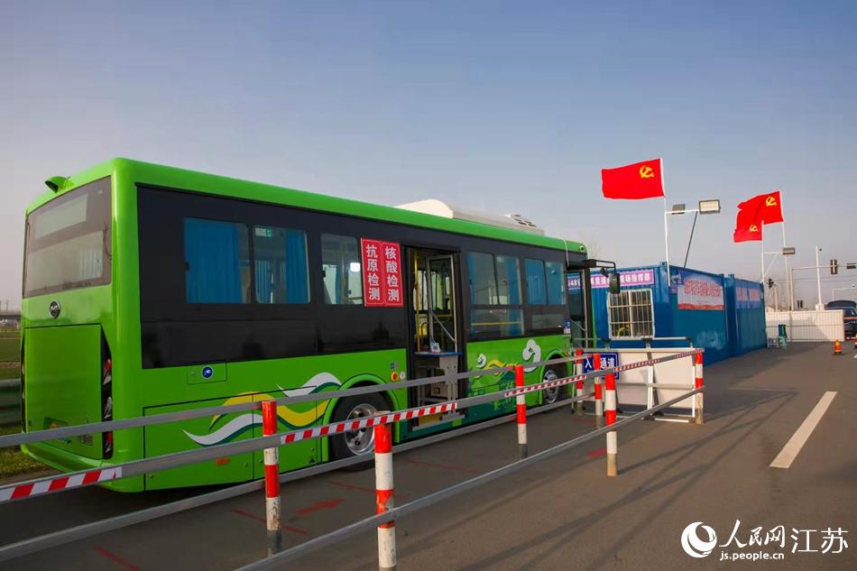 淮安市客總汽車(chē)運(yùn)輸有限公司調(diào)集兩部車(chē)況最佳“核酸采樣流動(dòng)車(chē)”，組建黨員“先鋒崗”。紀(jì)星名攝