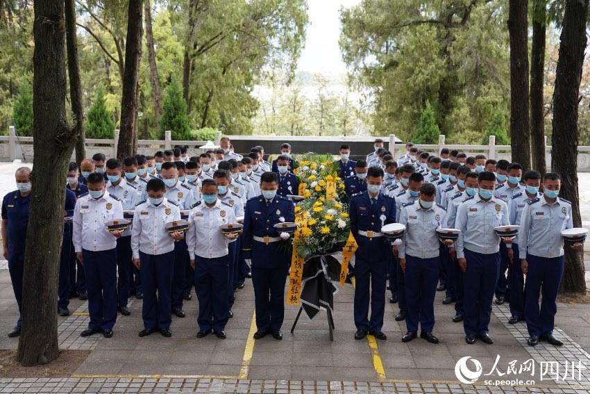 涼山州森林消防支隊(duì)駐西昌全體消防救援人員一同前往西昌市烈士陵園舉行紀(jì)念活動(dòng)。樊文淵攝