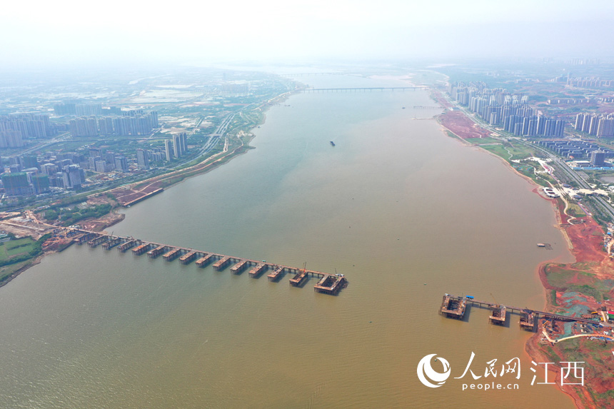 航拍九龍湖過(guò)江大橋，該橋是南昌第七座跨贛江通道。 人民網(wǎng) 時(shí)雨攝